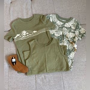 ⭐️Host Pick⭐️ Boys Green Hawaiian themed three Shirt Set in size 5T